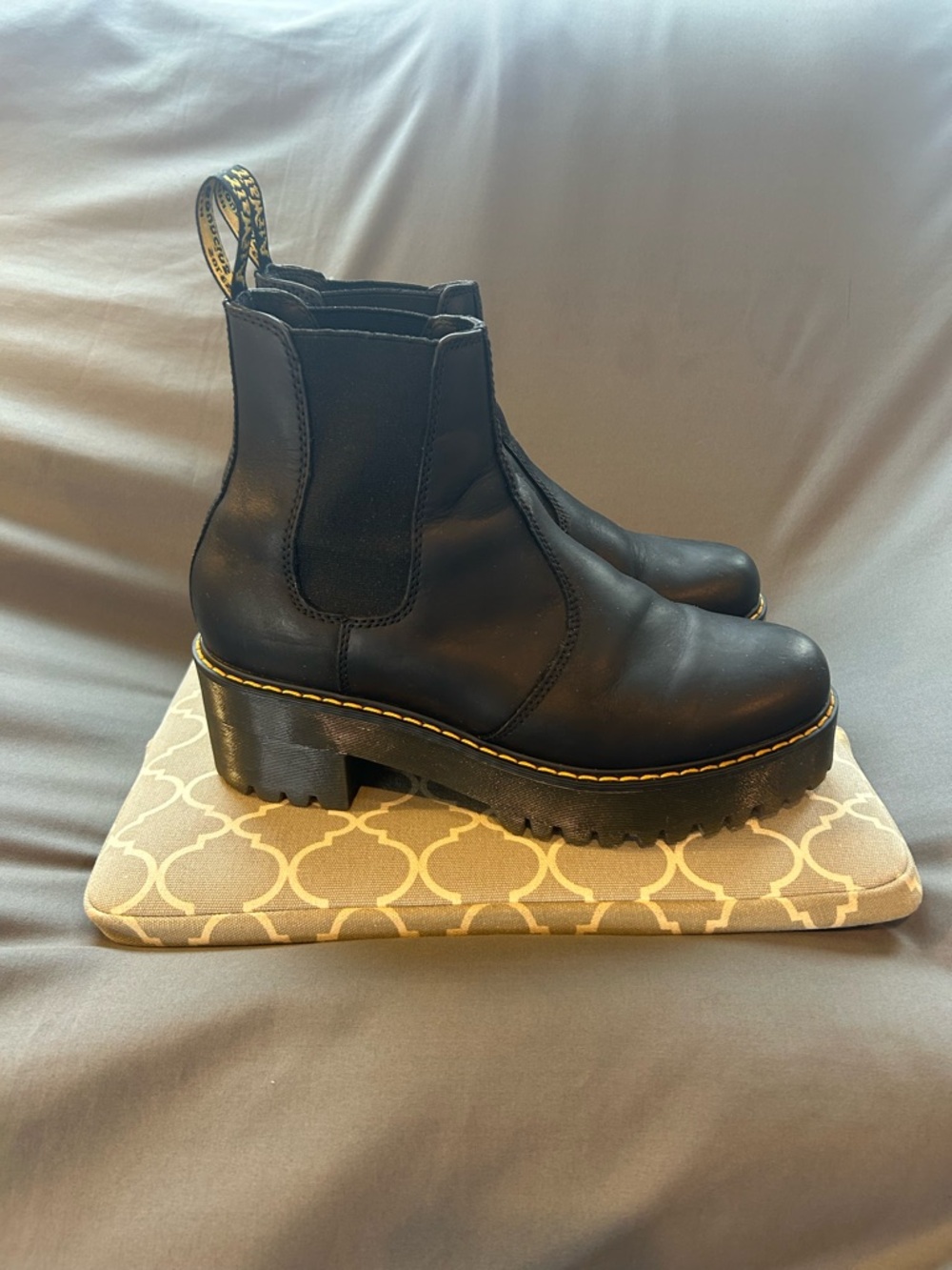 Classic Dr. Martens Black Leather Chelsea Boots W Heel - Picture 4 of 11
